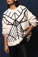 Sweater de mohair color crema con diseño de telaraña bordado a mano en negro.