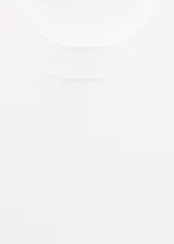 Musculosa blanca de tejido de punto fino con cuello redondo y tirantes anchos.