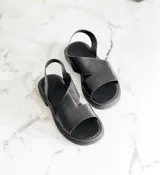 Sandalias negras con tiras anchas cruzadas en el empeine y tira trasera.
