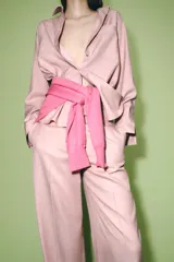 Pantalón de vestir rosado, de tiro alto y pierna ancha.