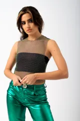 Top plateado de red con strass brillantes.