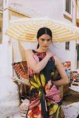 Vestido largo de popelina con estampado floral, cuello redondo, corte semi halter y lazos frontales para atar.