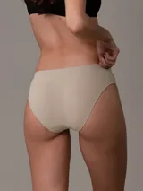 Bombacha color beige de microfibra suave, con cintura elástica y logo de Calvin Klein.