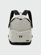 Mochila de PVC con estampado geométrico en blanco y negro, con correas y base en negro.