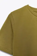 Camiseta de manga corta con cuello redondo, corte cropped y patrón de rayas horizontales en azul marino y blanco.