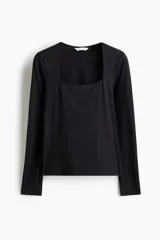 Remera negra de manga larga, entallada, con escote cuadrado pronunciado.