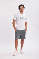 Bermuda gris de algodón con efecto lavado, corte recto y cintura con cordón ajustable.