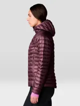 Campera puffer color borgoña con capucha, cierre frontal completo y bolsillos laterales con cierre. Confeccionada con tejido ripstop ultraligero reciclado y relleno de plumón de 800 hilos con certificación RDS.