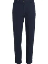 Pantalón cónico de algodón orgánico, color azul, con cintura elástica y cierre de botones.