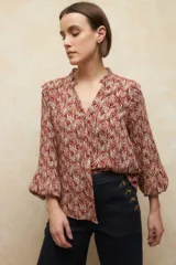 Camisa de manga larga con estampado, puños elastizados y escote en V.