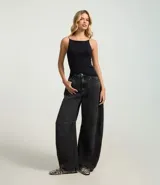 Blusa fucsia sin mangas con tirantes finos y escote cuadrado.