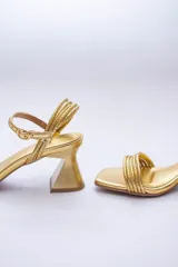 Sandalias de tiras finas color lila metalizado, con taco geométrico plateado.