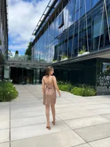 Vestido corto color marrón con lentejuelas, de corte ajustado y breteles finos.