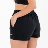 Short negro de algodón y poliéster con bordado en la pierna, cordón de algodón, bolsillos laterales y punteros y ojales en color plata.