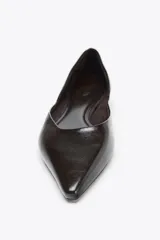 Zapato plano escotado color marrón oscuro, con acabado en punta.