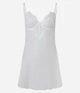 Camisón corto blanco de microfibra con breteles finos regulables y detalle de encaje floral en el busto.