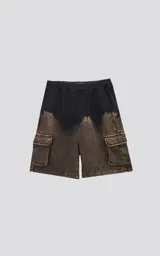 Bermuda cargo unisex con bolsillos laterales con tapa, corte oversize y proceso de desgaste. Confeccionada en rústico de algodón color negro con efecto degradado.