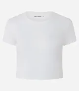 Remera cropped deportiva de poliéster y elastano, color blanco, con cuello redondo y mangas cortas.