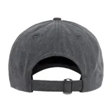 Gorro azul de gabardina con visera curva y correa trasera ajustable.