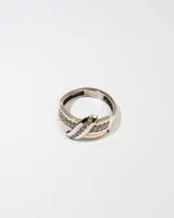 Anillo de plata 925 con dublé de oro y adornos de zirconias blancas.