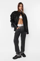 Conjunto de ropa interior de satén blanco, compuesto por un corpiño de aro media copa con breteles regulables y cierre trasero de tres posiciones, y una bombacha de tiro alto con elástico fruncido en la cintura y broches a presión en la entrepierna.