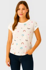 Remera marrón con estampado de ramas, corte holgado y mangas cortas.