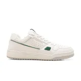 Championes Skechers Koopa Tiebreak Low de cuero blanco con detalles en verde. Cuenta con cordones, plantilla acolchada Skechers Air-Cooled Memory Foam, entresuela clásica y suela flexible.