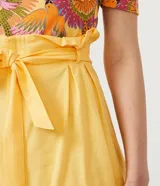 Short clochard color verde claro, de lino, con cintura alta y lazo para ajustar.