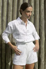 Short blanco con estampado floral, tiro alto y bolsillos laterales.