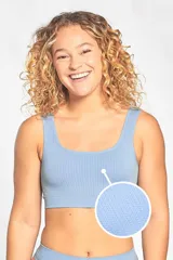Bralette celeste con estructura trenzada, de tela simple y sin copas.