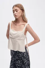Musculosa color crudo de bretel ancho, corte al cuerpo y escote cuadrado.