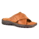 Sandalia casual Hi-Tec Vin S92 color marrón, con tiras cruzadas de cuero sintético y suela de goma.