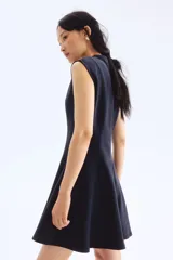 Vestido mini sin mangas color azul marino, de corte entallado con costuras moldeadoras en el frente y la espalda, escote redondo, cierre oculto en la espalda y falda acampanada con inserciones.