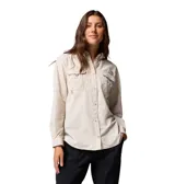 Camisa de manga larga color beige claro, con cuello abotonado, cierre frontal con botones, dos bolsillos frontales con cierre de velcro y tecnología Omni-Shade™ Broad Spectrum UPF 50.