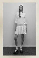 Camiseta blanca de manga larga confeccionada en tejido fino, suave y ligero. Presenta capucha amplia y silueta relajada.