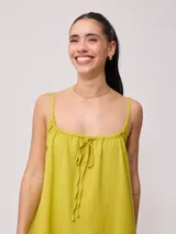 Vestido corto de algodón y lino color negro, con tirantes finos y escote recto con lazo ajustable.