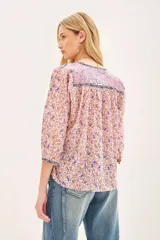 Camisa de voile de algodón con cuello redondo y combinación de estampas paisley a tono.