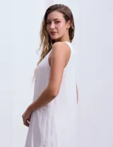 Vestido corto azul marino con escote halter fruncido y forro interno a tono.