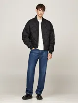 Campera bomber negra acolchada, con cuello estilo béisbol, cierre de cremallera, dos bolsillos delanteros ribeteados, cuello, puños y bajo de punto canalé.
