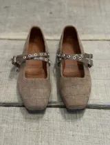 Ballerinas color marrón con estampado croco, tira sobre el empeine con hebilla y detalle de ojales metálicos.