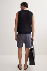 Short gris de algodón y lino con cierre y corchete oculto. Piernas con raya, bolsillos en las costuras laterales y bolsillo insertado atrás. Corte estándar para una silueta clásica y cómoda.