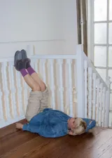 Pantuflas tipo botitas de cuero color marrón con interior de corderito.