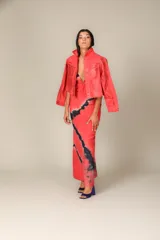Vestido largo de algodón con estampado tie-dye en tonos rojo y negro. Diseño con escote en V ajustable en la espalda y detrás del cuello.
