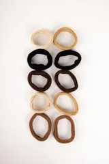 Set de gomitas de pelo elásticas en tonos marrones, desde beige claro hasta negro.