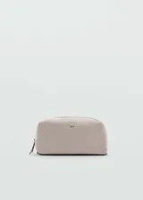Neceser pequeño color beige con efecto rafia, logo en relieve y cierre de cremallera.