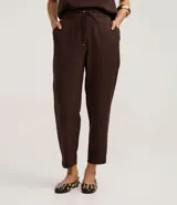 Pantalón femenino de corte fluido, color rojo vibrante, con cintura elástica ajustable mediante lazo y bolsillos laterales.