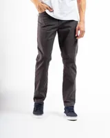 Pantalón de gabardina color gris oscuro con sutil estampado a cuadros. Corte recto, bolsillos laterales y traseros, y cierre con botón y cremallera.