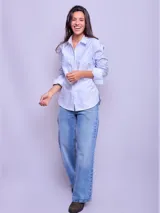 Camisa entallada de manga larga color rosa claro, con cuello clásico y cierre frontal con botones.