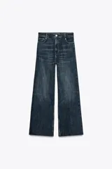 Pantalón de jean azul oscuro de tiro alto, corte palazzo y pierna ancha.