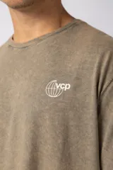 Remera gris de algodón con efecto gastado y estampas Jump High al frente y atrás.